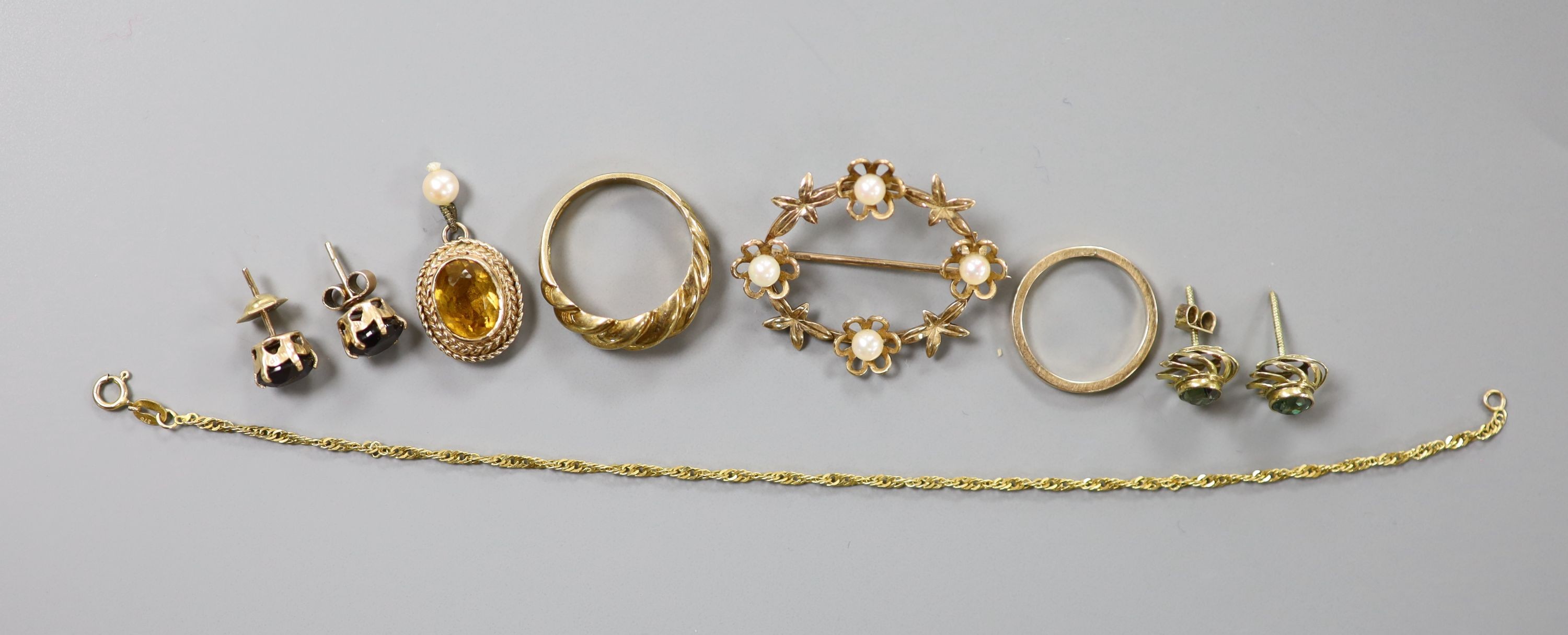 Assorted 9ct and yellow metal jewellery, including a 9ct and cultured pearl brooch and a 9ct gold ring. gross 15.9 grams.
